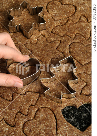 Cutting cookies Cutting cookies 3792386