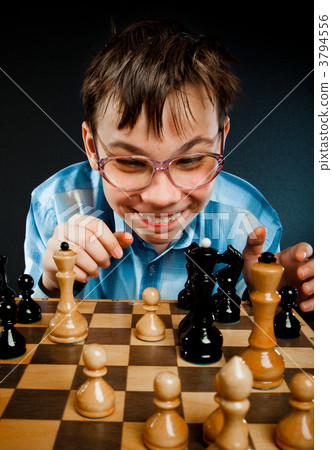 Nerd play chess 3794556