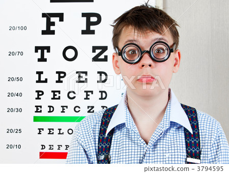 person wearing spectacles in an office at the doctor 3794595