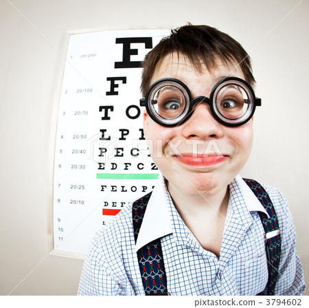 person wearing spectacles in an office at the doctor 3794602