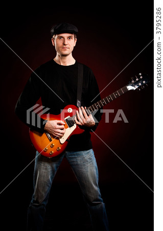 man with a guitar 3795286