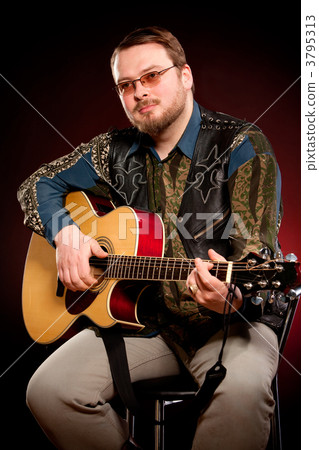 man with a guitar 3795313