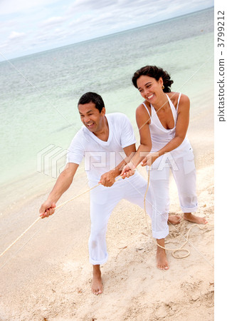 Man and woman pulling a rope 3799212