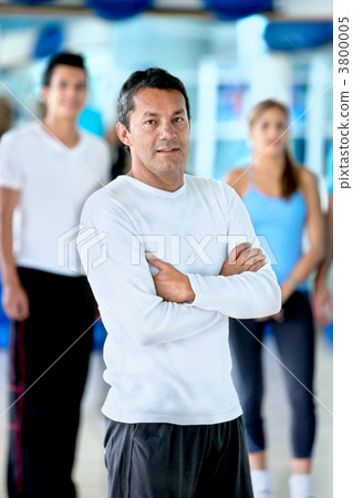 Gym man in front of a group 3800005