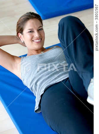 Woman doing abs Woman doing abs 3801567