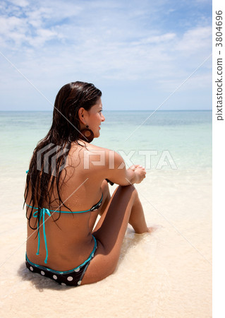 Woman at the beach 3804696