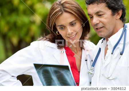 couple of doctors 3804812