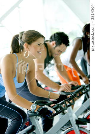 people spinning at the gym 3814504