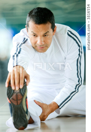 gym man exercising 3816554
