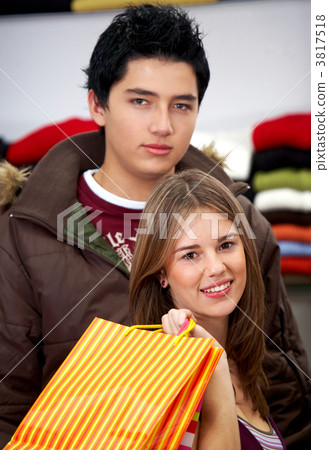 Casual couple shopping 3817518