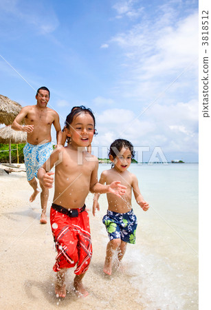 happy family on vacation 3818512