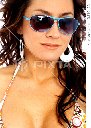 smiling woman portrait - sunglasses 3819423