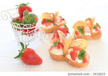 Puffy cream strawberry sweets 3819625