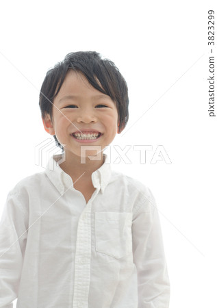 一個穿白襯衫的男孩(白背) 一個穿白襯衫的男孩(白背) 3823299