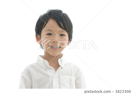 一個穿白襯衫的男孩(白背) 一個穿白襯衫的男孩(白背) 3823300