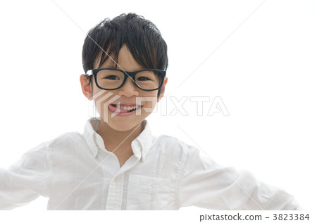 戴眼鏡的男孩（白背） 3823384
