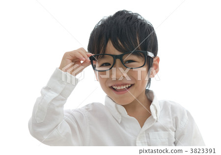 戴眼鏡的男孩(白背) 戴眼鏡的男孩(白背) 3823391