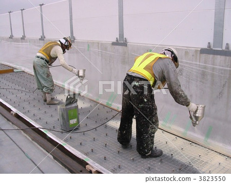 2名油漆工人吹工人 3823550