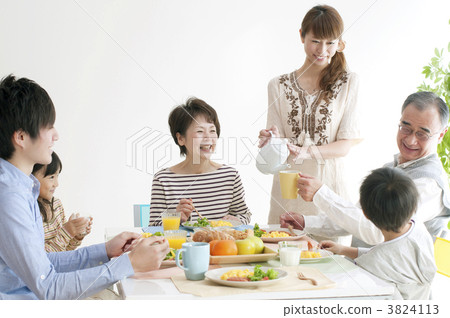 3代家庭的早餐 3824113