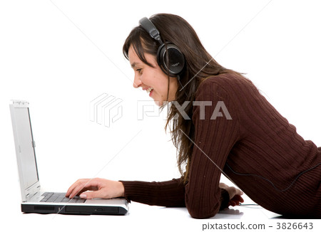 girl listening to music on a laptop 3826643