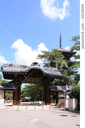 Shikoku Buddha 75th Buddhist 'Zentsuji' Higashiin's Namdaemun and five-storied pagoda 3828004