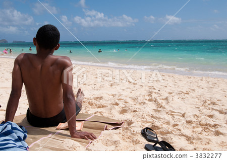 Lanikai Beach男孩背後 3832277