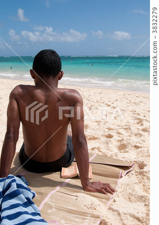 Lanikai Beach男孩背後 3832279