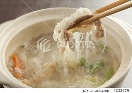 鍋裡煮好的食物 燉湯 用鍋烹飪 3832379