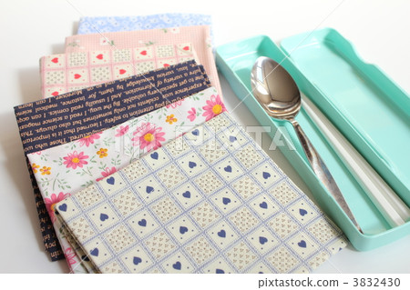 Preparation for admission Luncheon mat and pet food box 3832430