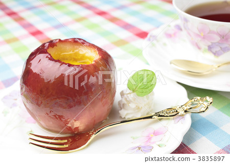 Grilled apples and black tea 3835897