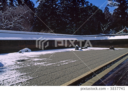 Ryoanji Kyoto stone garden snow scene Ryoanji Kyoto stone garden snow scene 3837741