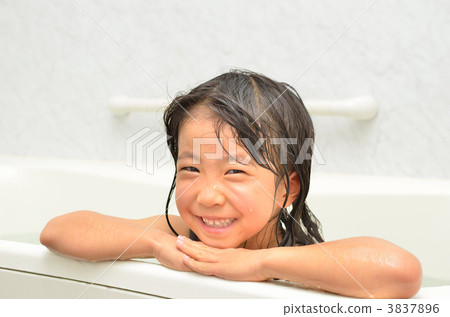 一個女孩洗澡 3837896