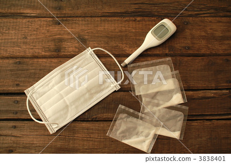 不織布口罩、溫度計和口服藥 — 感覺不適的圖像 3838401