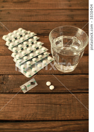 A sheet of white pills and drinking water, 2 pills per dose A sheet of white pills and drinking water, 2 pills per dose 3838404
