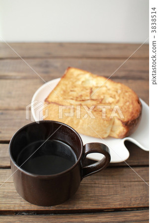 Snack set of thick-cut toast and coffee, mountain-shaped bread Snack set of thick-cut toast and coffee, mountain-shaped bread 3838514