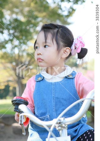 兒童的自行車把手和一個3歲的女孩 兒童的自行車把手和一個3歲的女孩 3839304
