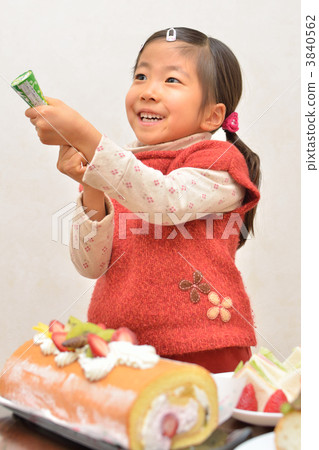 一個女孩在一個聚會上敲響一個餅乾 一個女孩在一個聚會上敲響一個餅乾 3840562