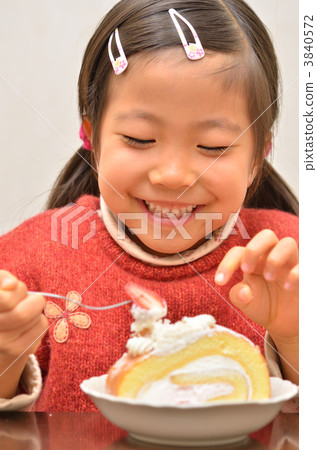 Girls eating roll cake 3840572