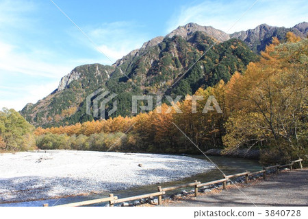 Autumn leaves of Kamikochi Autumn leaves of Kamikochi 3840728