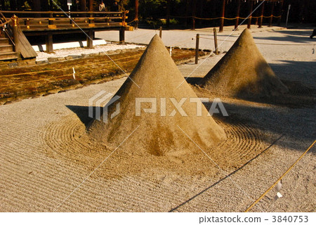 "Sand sand (sand sand)" in front of the hall of poet (Kamigamo shrine / Kamiga-shoto, Kita Ward, Kyoto city) "Sand sand (sand sand)" in front of the hall of poet (Kamigamo shrine / Kamiga-shoto, Kita Ward, Kyoto city) 3840753