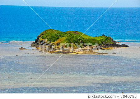 從Hirakubo半島(石垣島/沖繩縣)看到的“大地島” 從Hirakubo半島(石垣島/沖繩縣)看到的“大地島” 3840783