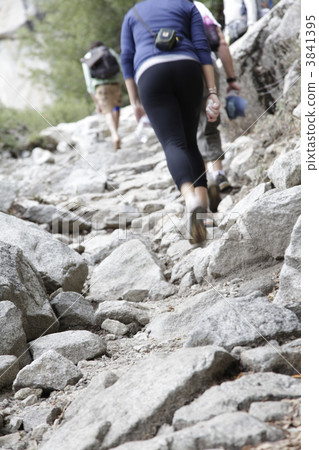 人們在約塞米蒂國家公園徒步旅行 3841395