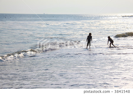 使用在海灘的男孩和女孩在湘南海岸 3841548
