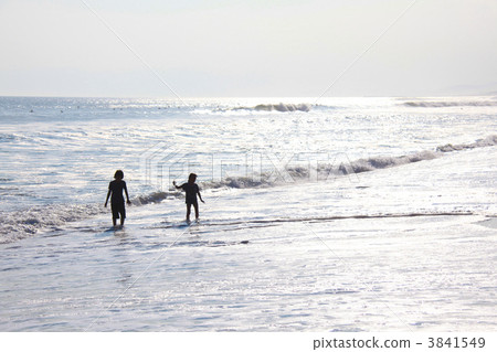 使用在海灘的男孩和女孩在湘南海岸 3841549