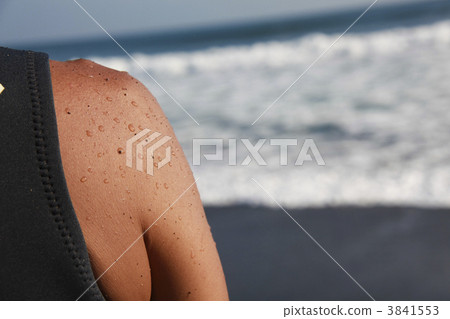 衝浪者肩膀盯著大海 衝浪者肩膀盯著大海 3841553