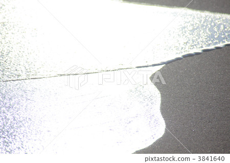 白色波浪照耀Shonan的沙子海灘 3841640