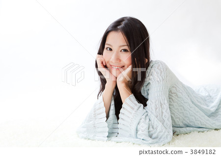 looking at camera, rug, dark hair 3849182