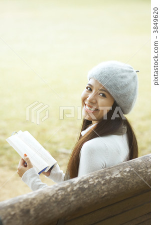 A woman reading a book 3849620