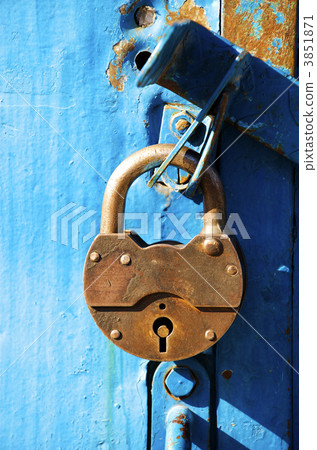 Old lock 3851871