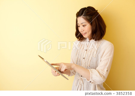 female, lady, woman 3852358